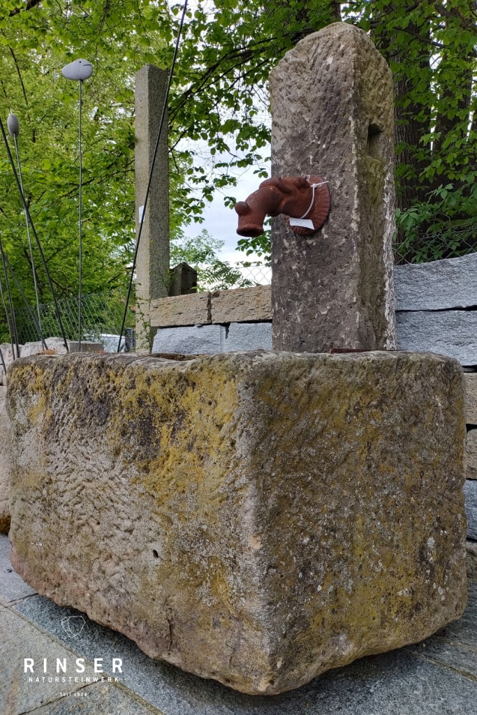 Antiker Natursteinbrunnen mit Umlaufpumpe Garten Rinser