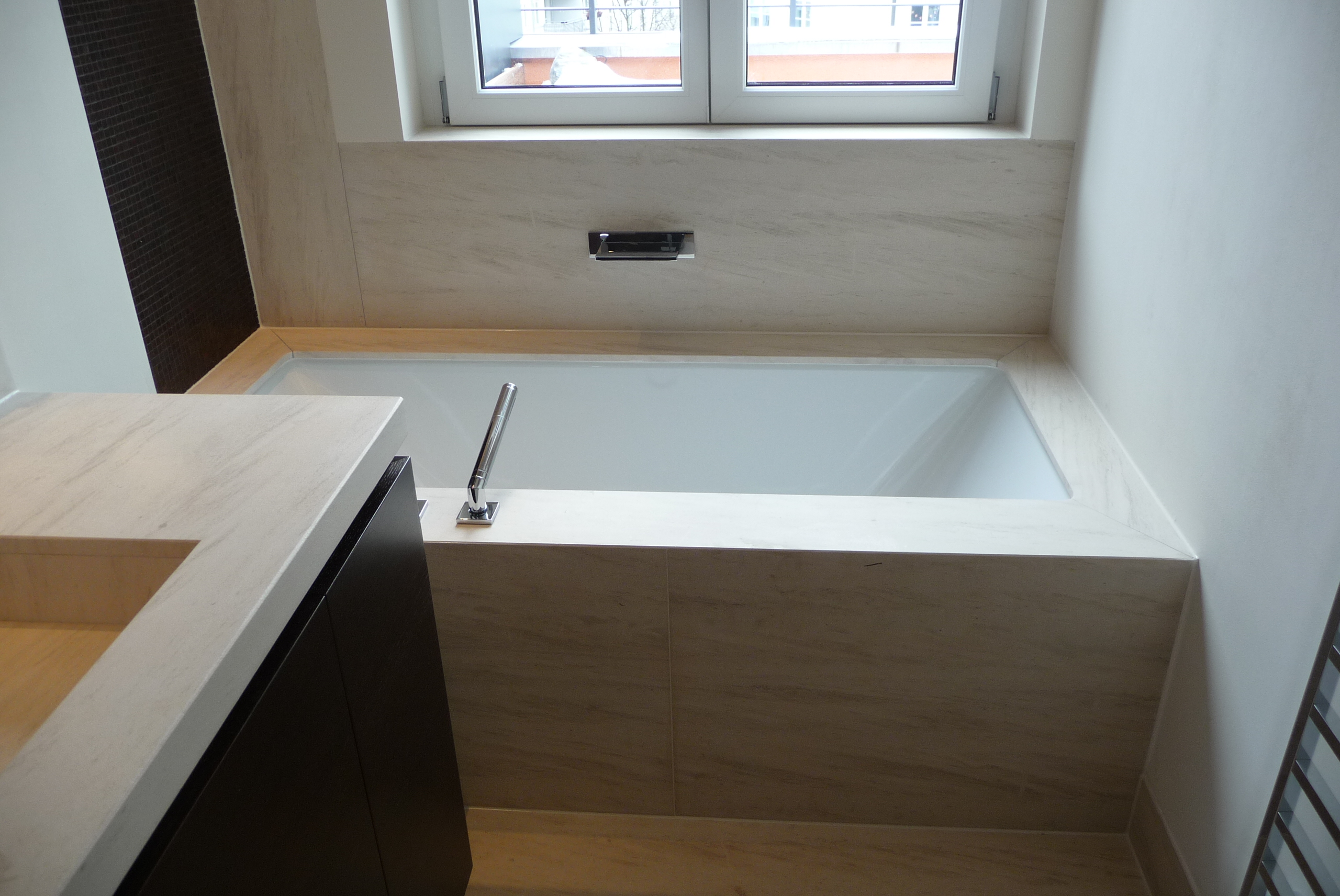 Badewannen in Gehrung verkleidet
